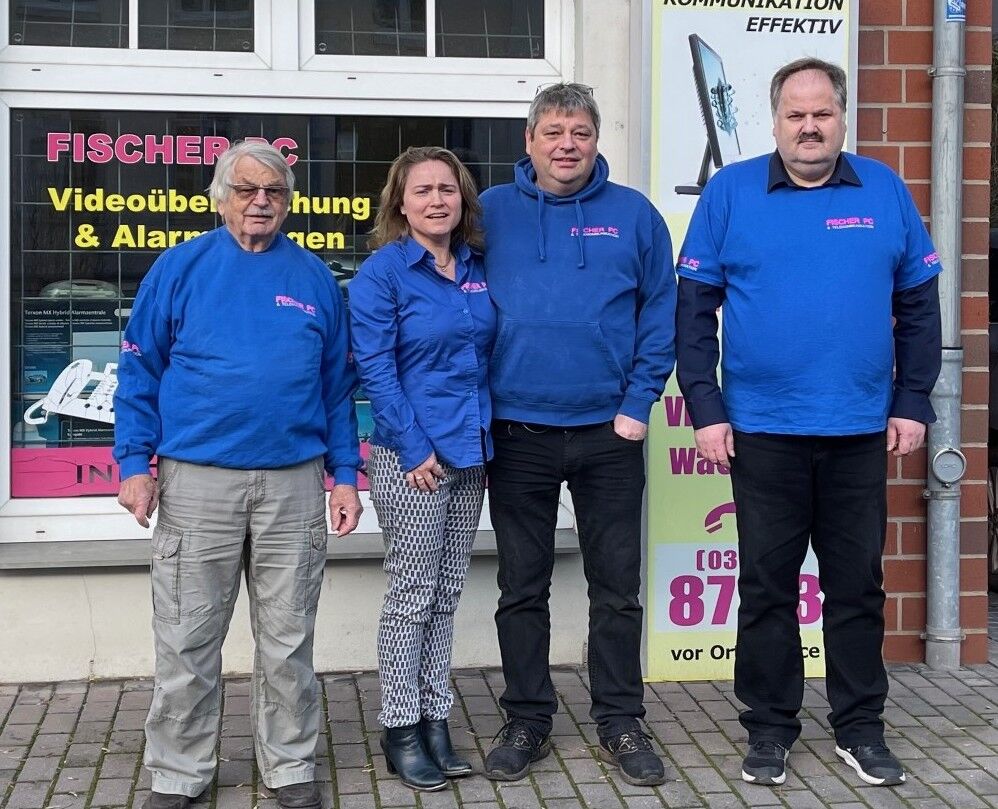 Das Team von Fischer PC vor dem Laden in Bernau